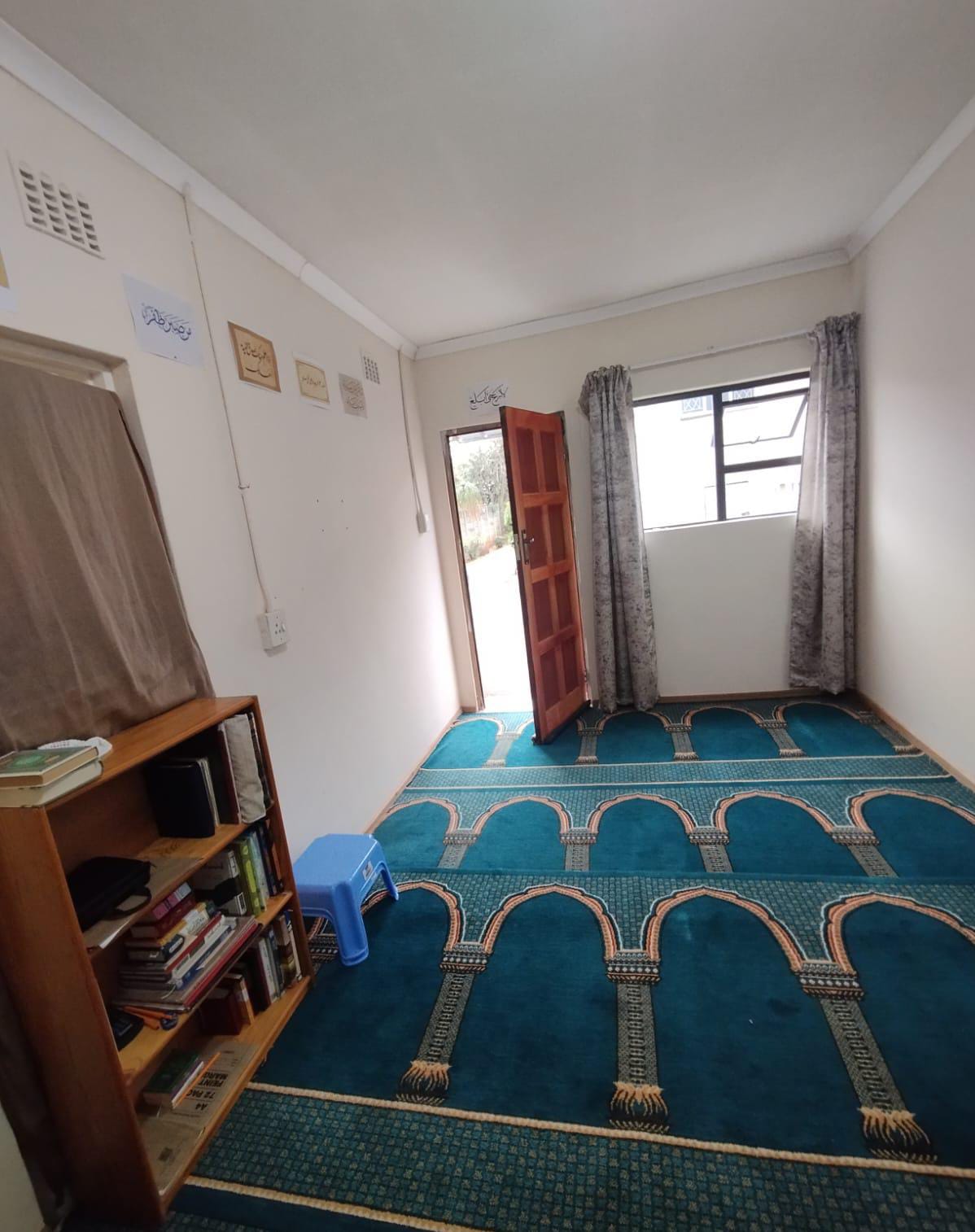 Baytul-Hikmah carpeted study room with bookshelf